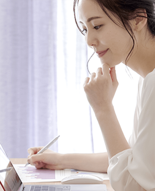 学習する女性の写真